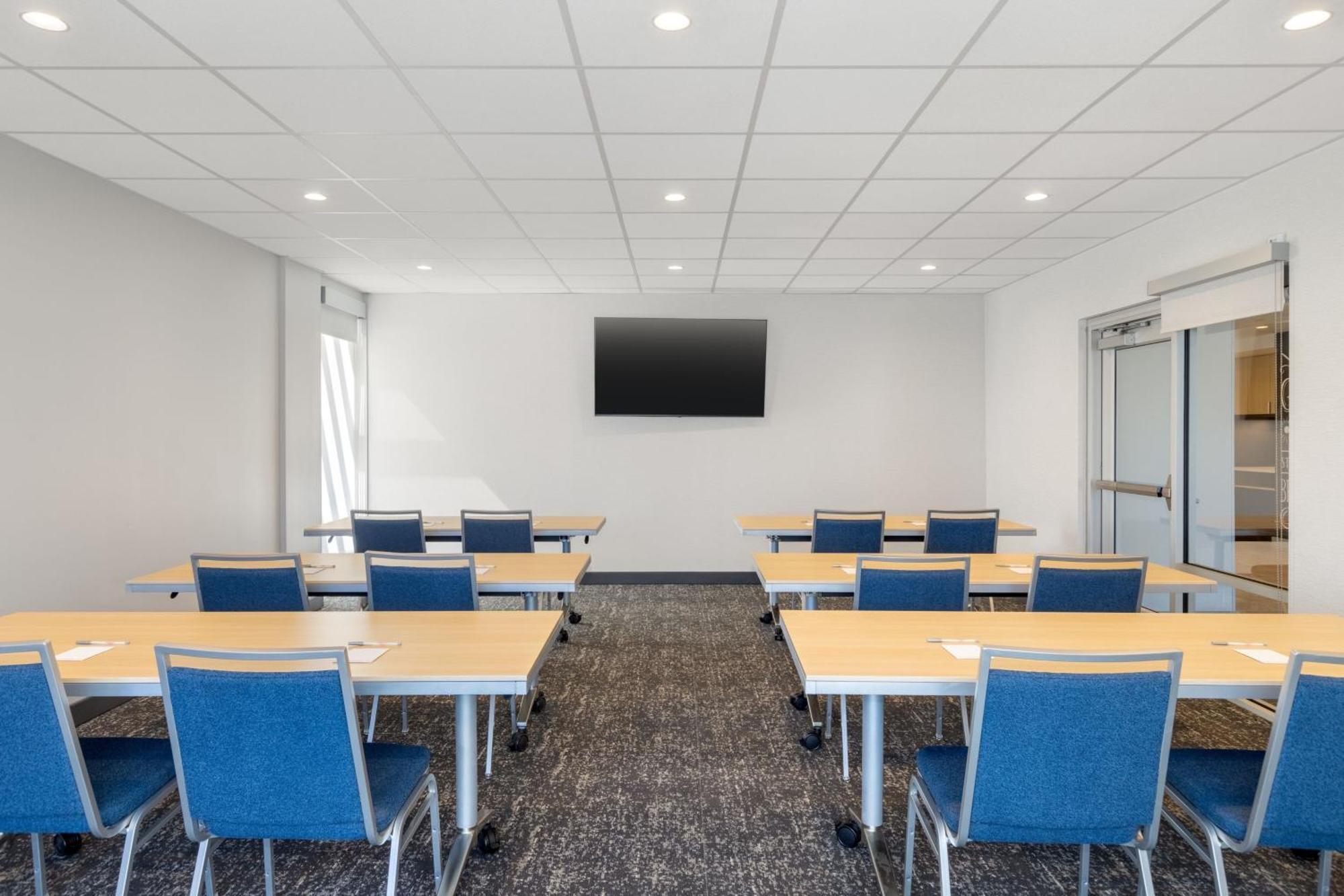 Towneplace Suites By Marriott Geneva At Spire Academy 外观 照片